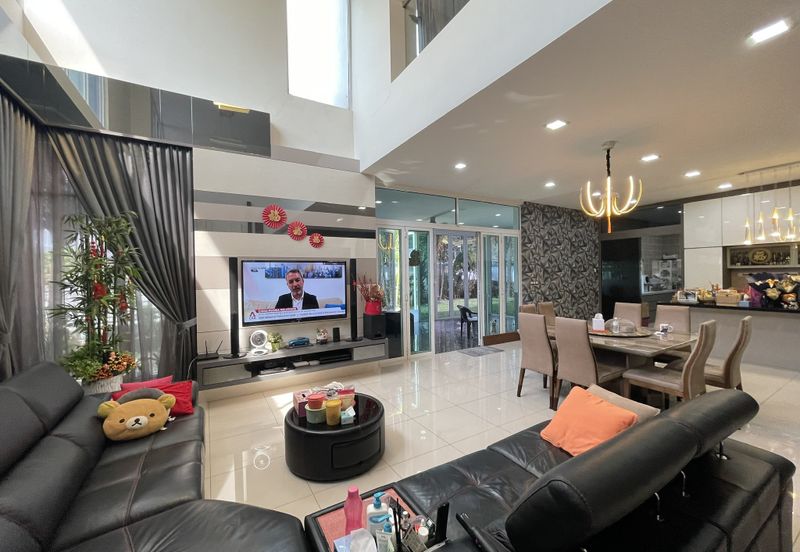 Palmiera @ Kinrara Residence, End lot with large land and kitchen extended