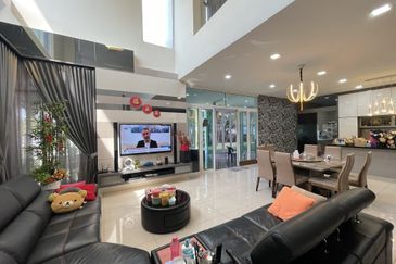 Palmiera @ Kinrara Residence, End lot with large land and kitchen extended