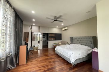 Palmiera @ Kinrara Residence, End lot with large land and kitchen extended