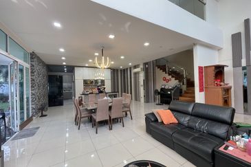 Palmiera @ Kinrara Residence, End lot with large land and kitchen extended