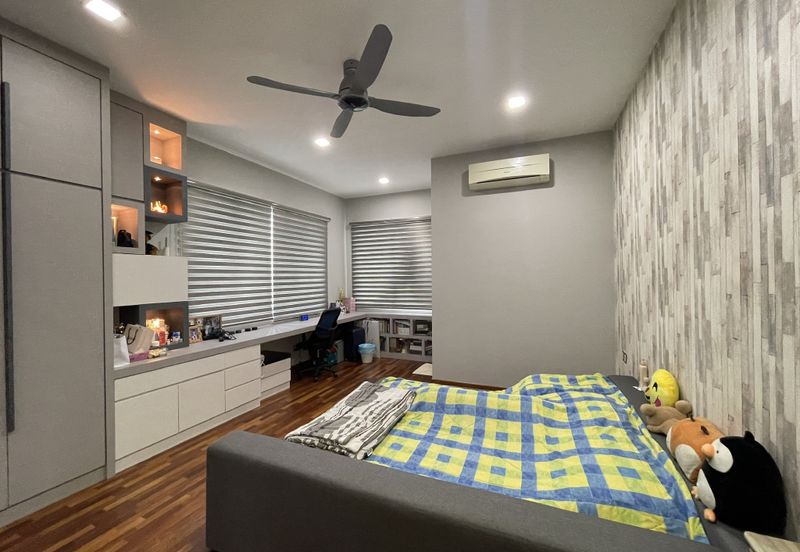 Palmiera @ Kinrara Residence, End lot with large land and kitchen extended