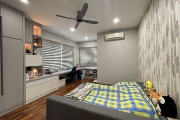 Palmiera @ Kinrara Residence, End lot with large land and kitchen extended