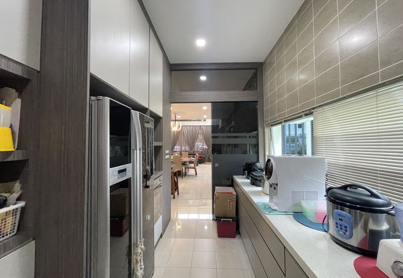 Palmiera @ Kinrara Residence, End lot with large land and kitchen extended