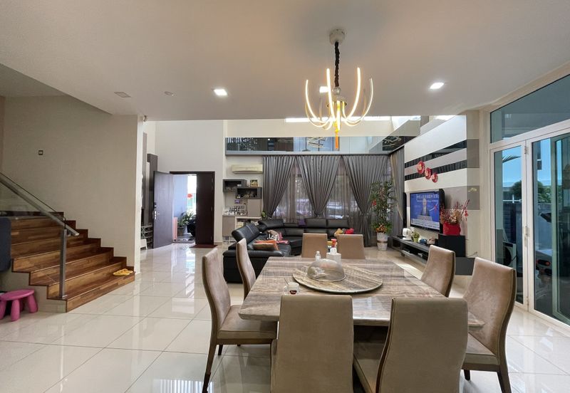 Palmiera @ Kinrara Residence, End lot with large land and kitchen extended