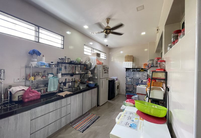 Palmiera @ Kinrara Residence, End lot with large land and kitchen extended