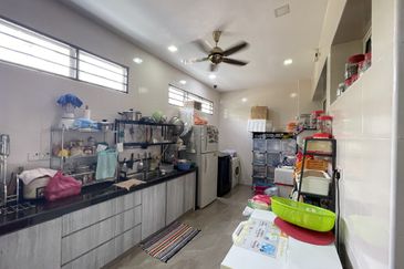 Palmiera @ Kinrara Residence, End lot with large land and kitchen extended