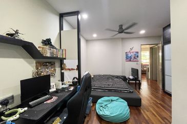 Palmiera @ Kinrara Residence, End lot with large land and kitchen extended