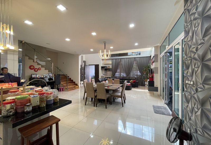 Palmiera @ Kinrara Residence, End lot with large land and kitchen extended