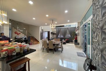 Palmiera @ Kinrara Residence, End lot with large land and kitchen extended