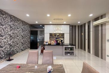 Palmiera @ Kinrara Residence, End lot with large land and kitchen extended