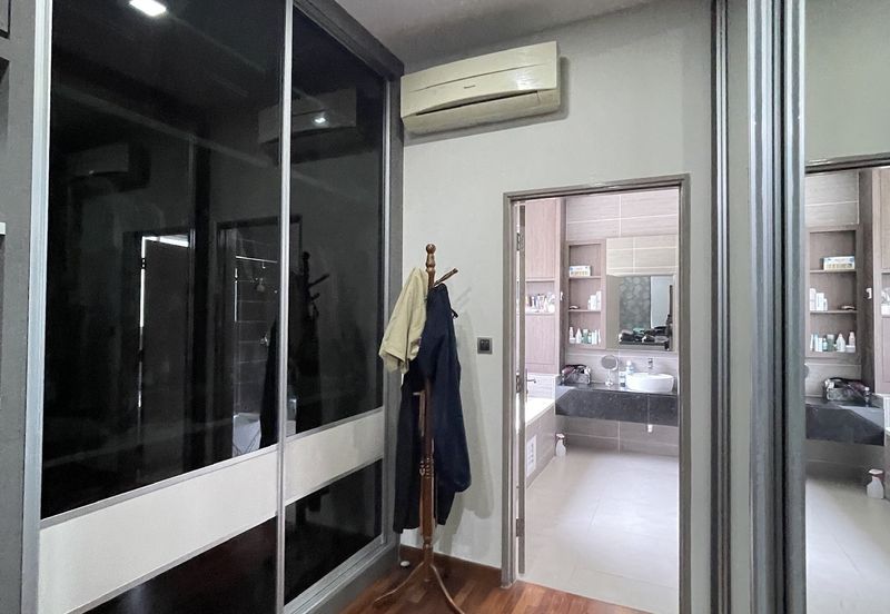 Palmiera @ Kinrara Residence, End lot with large land and kitchen extended