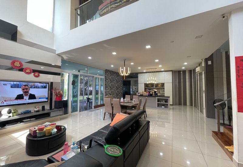 Palmiera @ Kinrara Residence, End lot with large land and kitchen extended