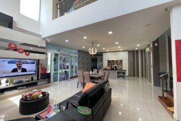 Palmiera @ Kinrara Residence, End lot with large land and kitchen extended