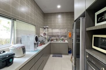 Palmiera @ Kinrara Residence, End lot with large land and kitchen extended