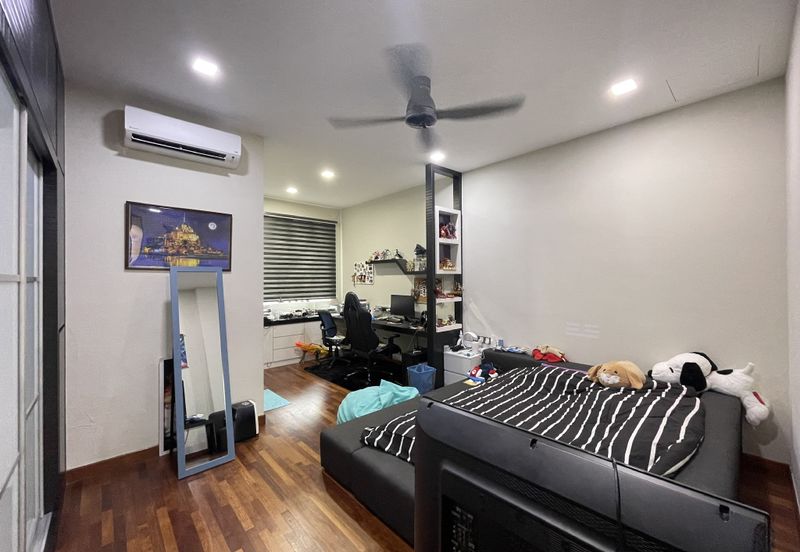 Palmiera @ Kinrara Residence, End lot with large land and kitchen extended