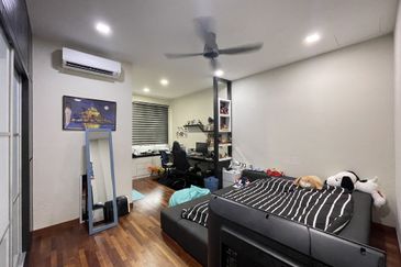 Palmiera @ Kinrara Residence, End lot with large land and kitchen extended