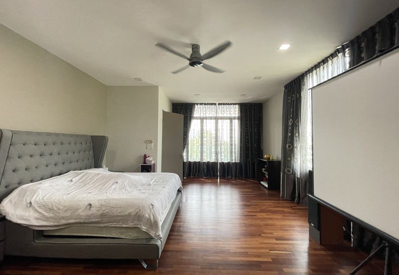 Palmiera @ Kinrara Residence, End lot with large land and kitchen extended