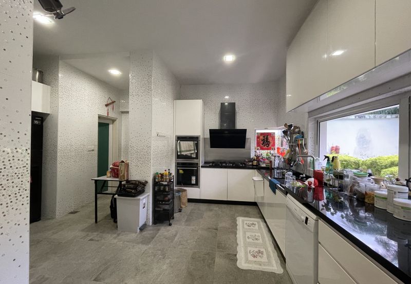 Palmiera @ Kinrara Residence, Limited corner unit with large land size and renovated