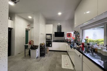 Palmiera @ Kinrara Residence, Limited corner unit with large land size and renovated