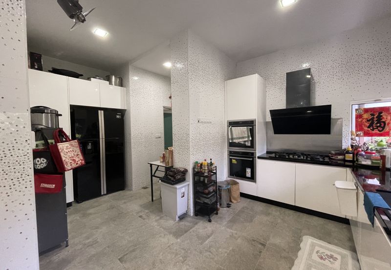 Palmiera @ Kinrara Residence, Limited corner unit with large land size and renovated