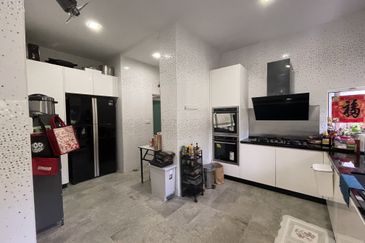 Palmiera @ Kinrara Residence, Limited corner unit with large land size and renovated