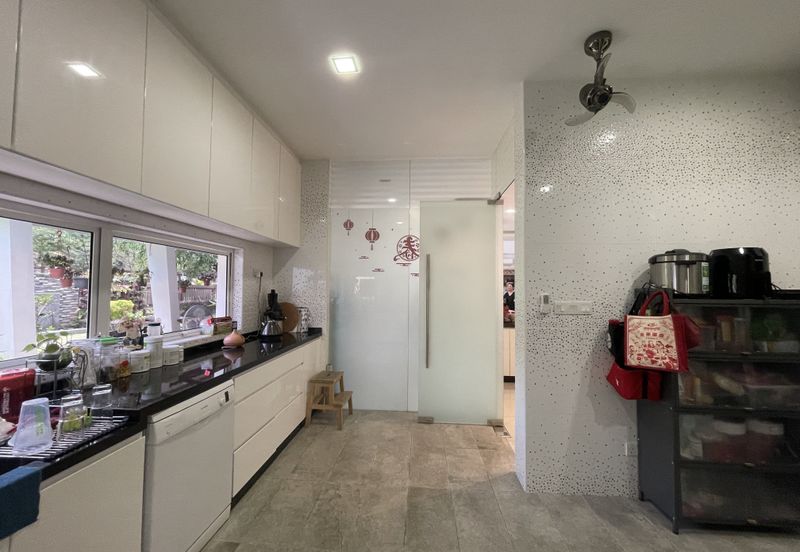 Palmiera @ Kinrara Residence, Limited corner unit with large land size and renovated