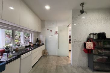 Palmiera @ Kinrara Residence, Limited corner unit with large land size and renovated