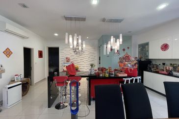 Palmiera @ Kinrara Residence, Limited corner unit with large land size and renovated