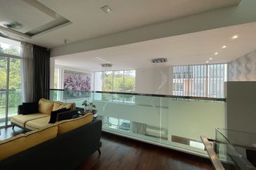 Palmiera @ Kinrara Residence, Limited corner unit with large land size and renovated