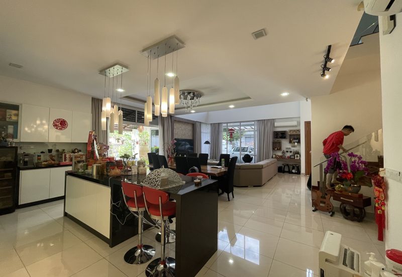 Palmiera @ Kinrara Residence, Limited corner unit with large land size and renovated