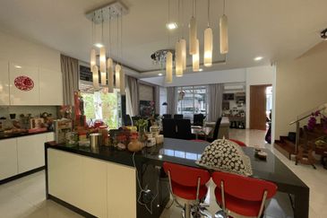 Palmiera @ Kinrara Residence, Limited corner unit with large land size and renovated