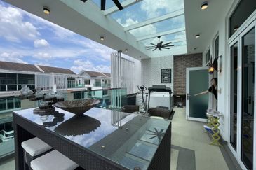 Palmiera @ Kinrara Residence, Limited corner unit with large land size and renovated