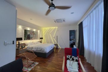 Palmiera @ Kinrara Residence, Limited corner unit with large land size and renovated