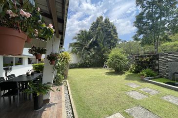 Palmiera @ Kinrara Residence, Limited corner unit with large land size and renovated