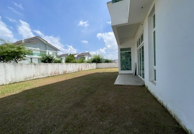 Corner unit with the largest land size in Ambrosia @ Kinrara Residence