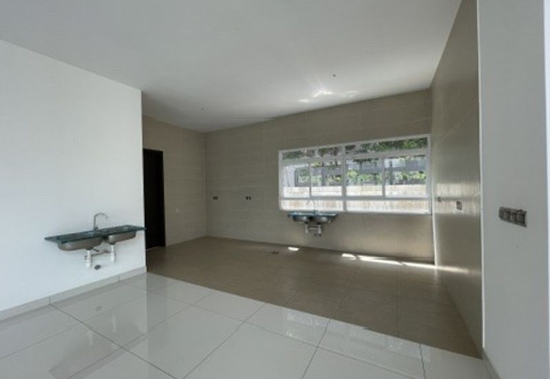 Corner unit with the largest land size in Ambrosia @ Kinrara Residence