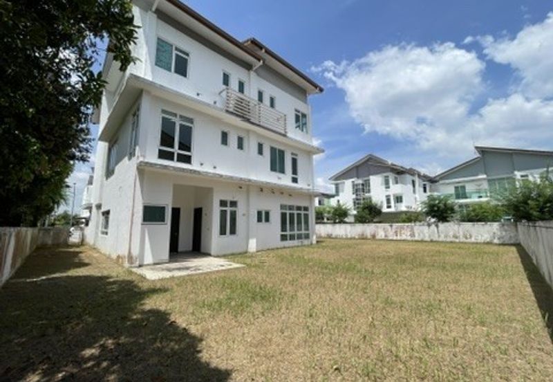 Corner unit with the largest land size in Ambrosia @ Kinrara Residence