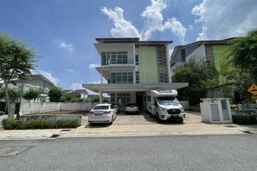 Corner unit with the largest land size in Ambrosia @ Kinrara Residence