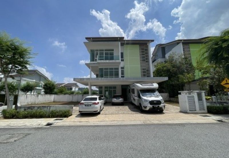 Corner unit with the largest land size in Ambrosia @ Kinrara Residence