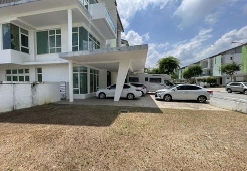 Corner unit with the largest land size in Ambrosia @ Kinrara Residence