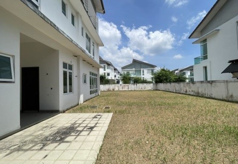 Corner unit with the largest land size in Ambrosia @ Kinrara Residence