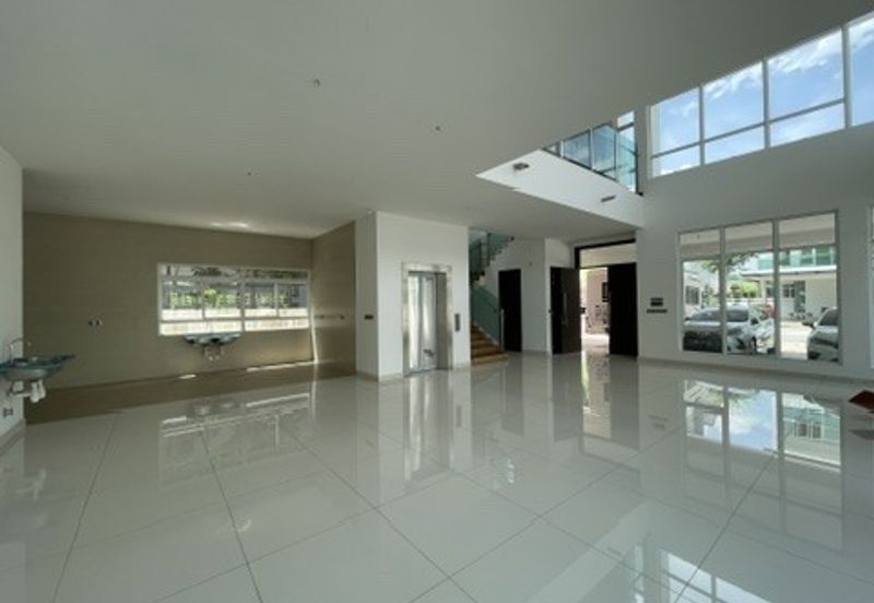 Corner unit with the largest land size in Ambrosia @ Kinrara Residence