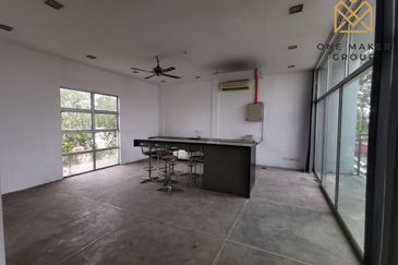 Gelang Patah Warehouse with 10 units Crane and 3 sty Office Building