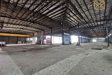 Gelang Patah Warehouse with 10 units Crane and 3 sty Office Building