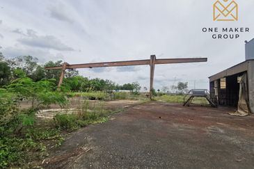 Gelang Patah Warehouse with 10 units Crane and 3 sty Office Building