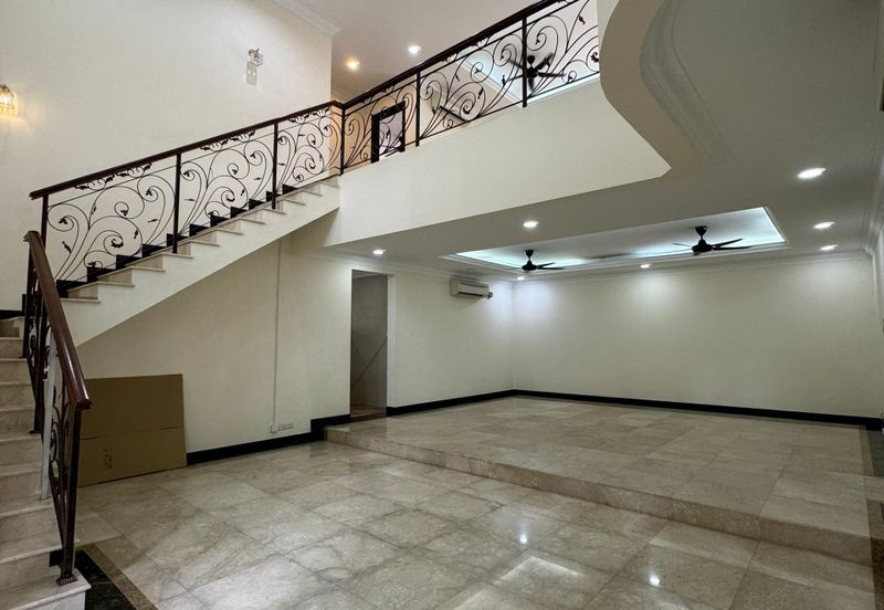 Kiara Peak (Puncak Kiara)