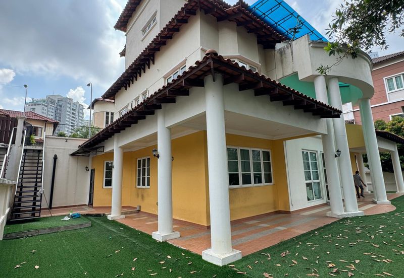 Kiara Peak (Puncak Kiara)