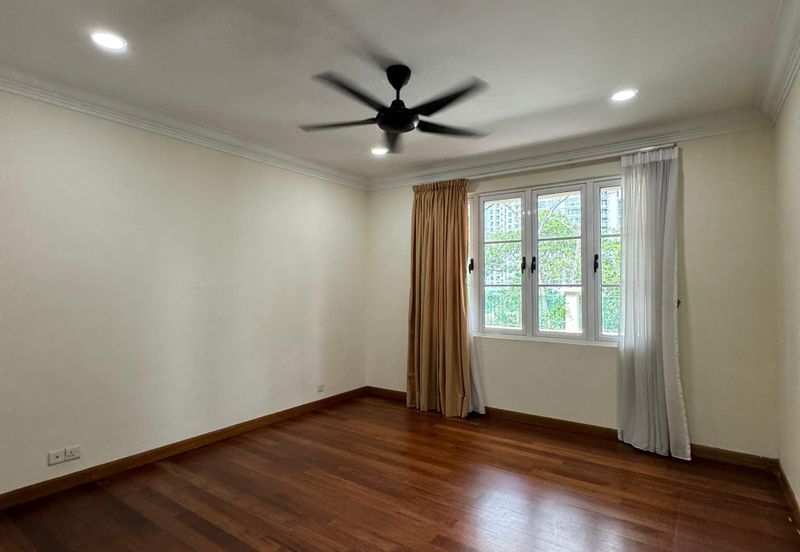 Kiara Peak (Puncak Kiara)