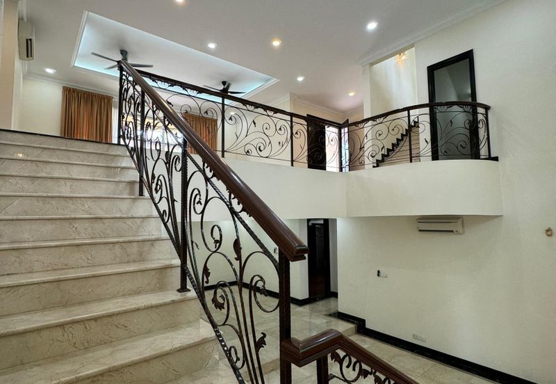 Kiara Peak (Puncak Kiara)