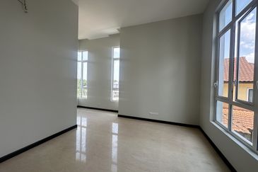 Bukit jelutong, shah alam 